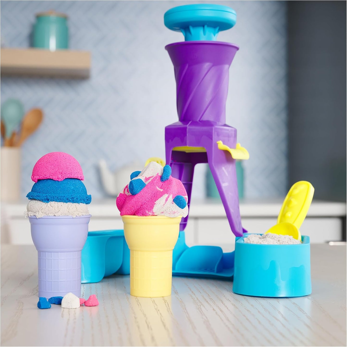Kinetic Sand, Soft-Serve-Station mit 396 g Spielsand (blau, rosa und weiß), 2 Eistüten und 2 Werkzeugen