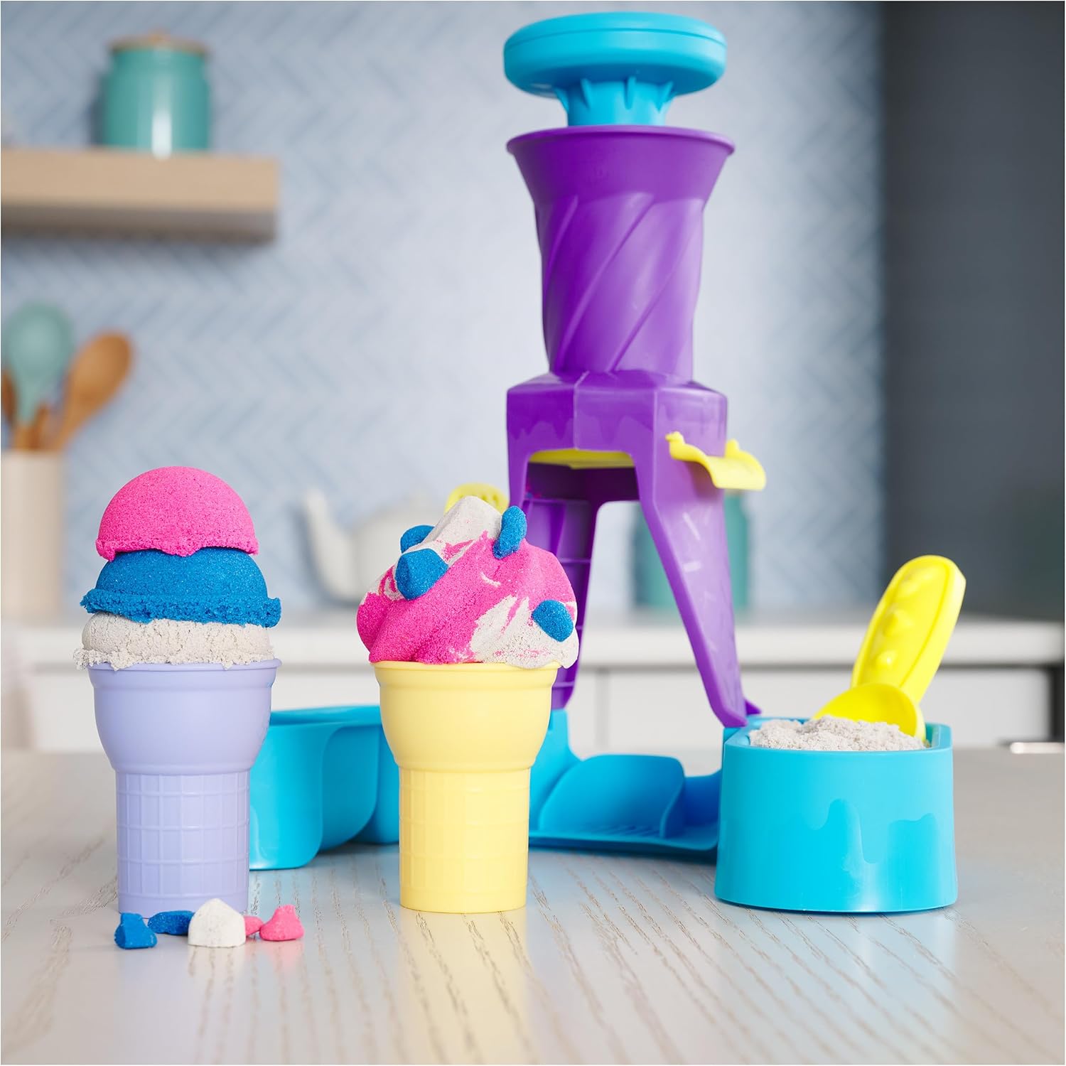 Kinetic Sand, Soft-Serve-Station mit 396 g Spielsand (blau, rosa und weiß), 2 Eistüten und 2 Werkzeugen