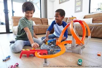 Hot Wheels Spin Storm Schienenset mit motorisiertem Booster und Auto