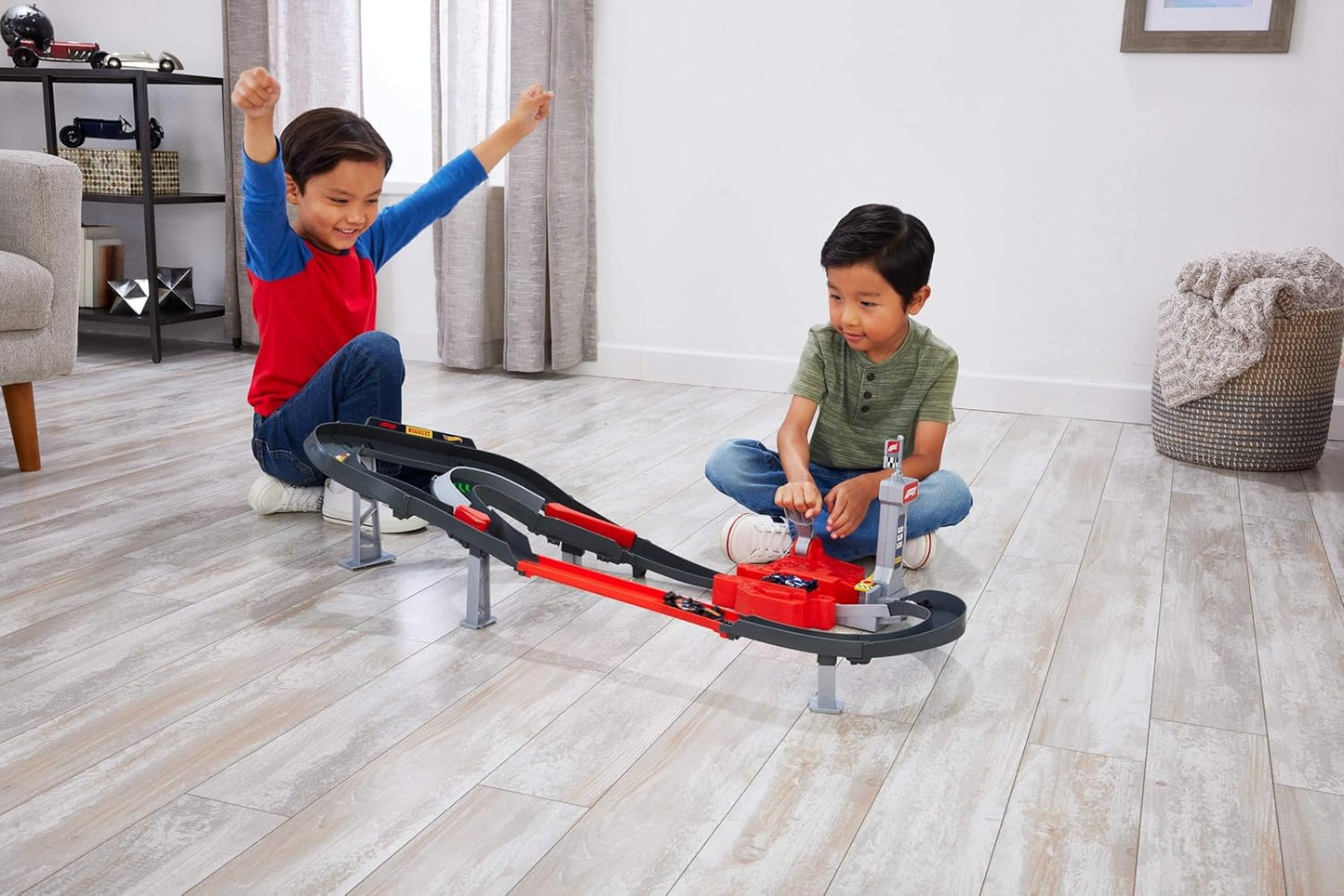 Hot Wheels - Circuit de course côte à côte de Formule 1 avec 3 voitures moulées sous pression