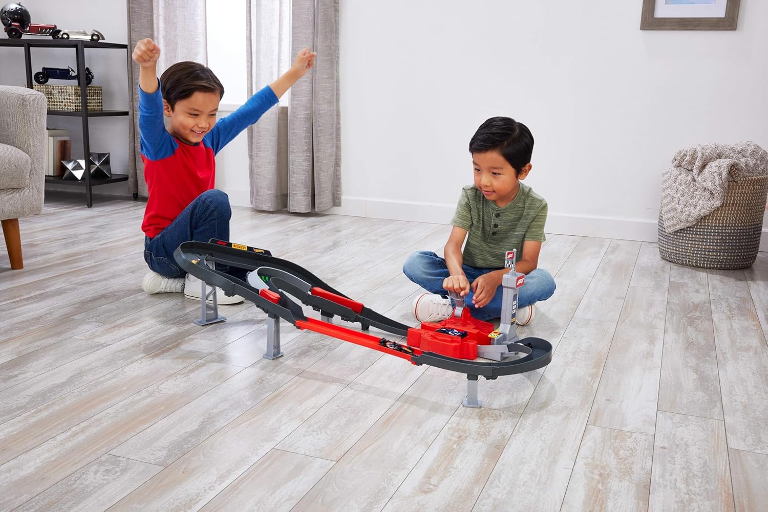 Hot Wheels - Circuit de course côte à côte de Formule 1 avec 3 voitures moulées sous pression