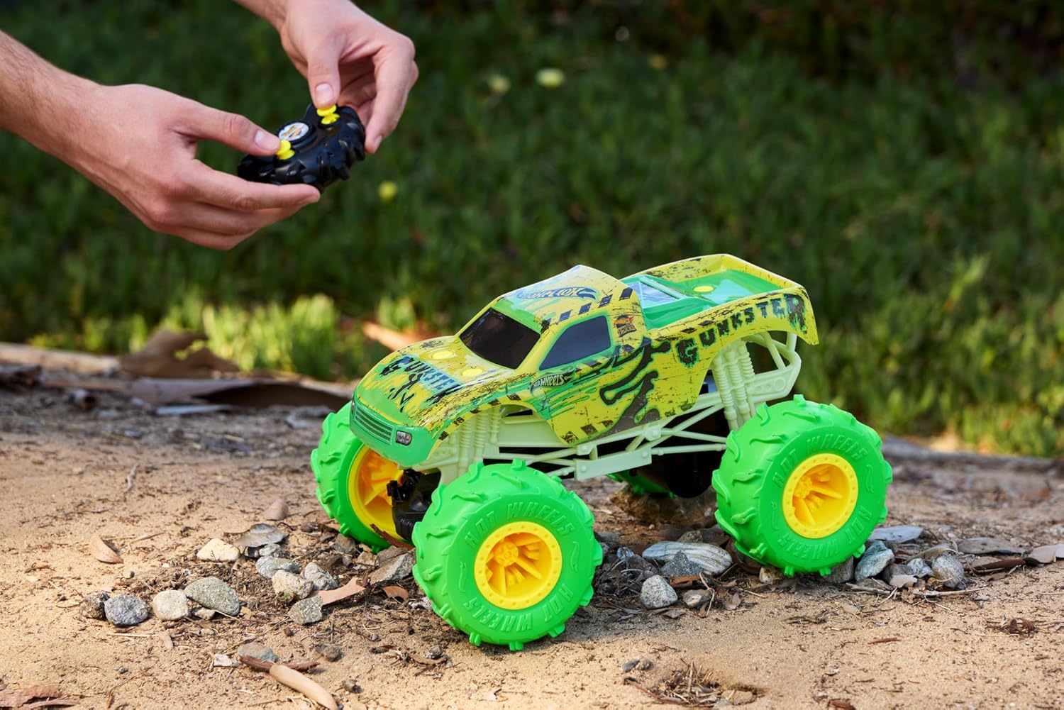 Hot Wheels Monster Trucks Gunkster RC Truck, leuchtet im Dunkeln