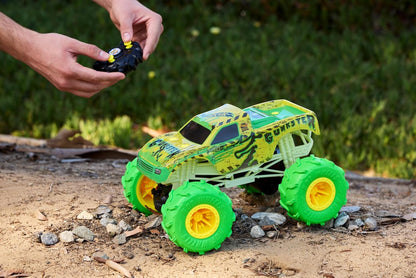 Hot Wheels Monster Trucks Gunkster RC Truck, leuchtet im Dunkeln