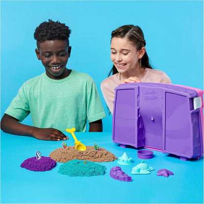 Kinetic Sand, Meerjungfrauenpalast-Spielset mit 934 g Spielsand (Neonviolett, schimmerndes Blaugrün und Strand), Werkzeug und faltbarem Sandkasten