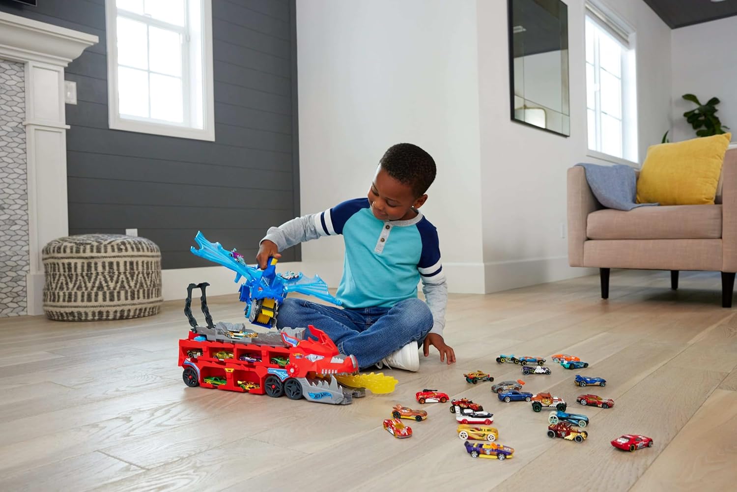 Hot Wheels City Ultimate Dragon Transporter 2-en-1 avec 2 voitures moulées sous pression