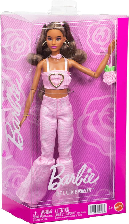 Barbie Deluxe Style Doll con top corto in denim rosa abbinato a jeans a zampa con stampa di rose