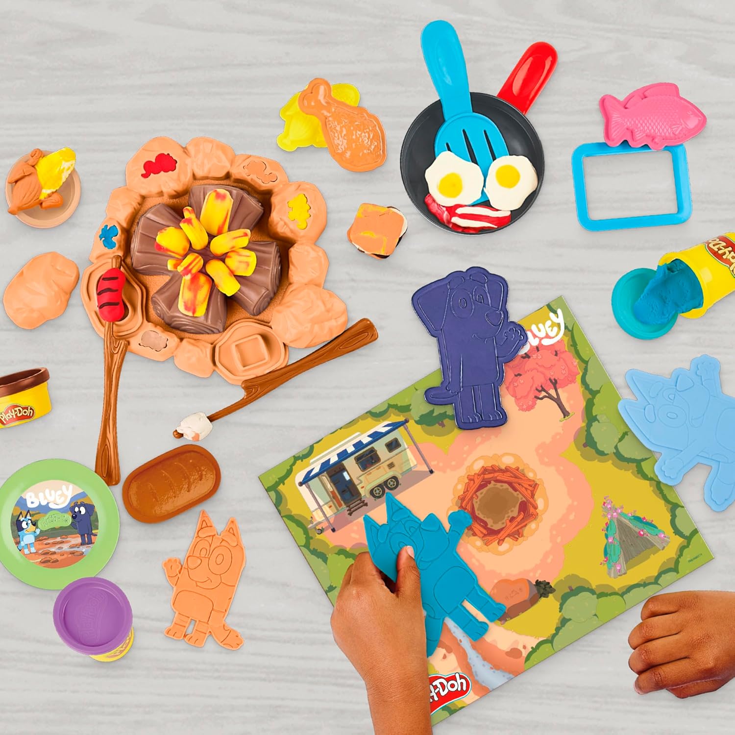 Play-Doh Bluey Goes Camping-Spielset, Lagerfeuer-Abenteuer mit Bluey, Bingo und Jean-Luc, Kunst- und Bastelspielzeug für Kinder ab 3 Jahren