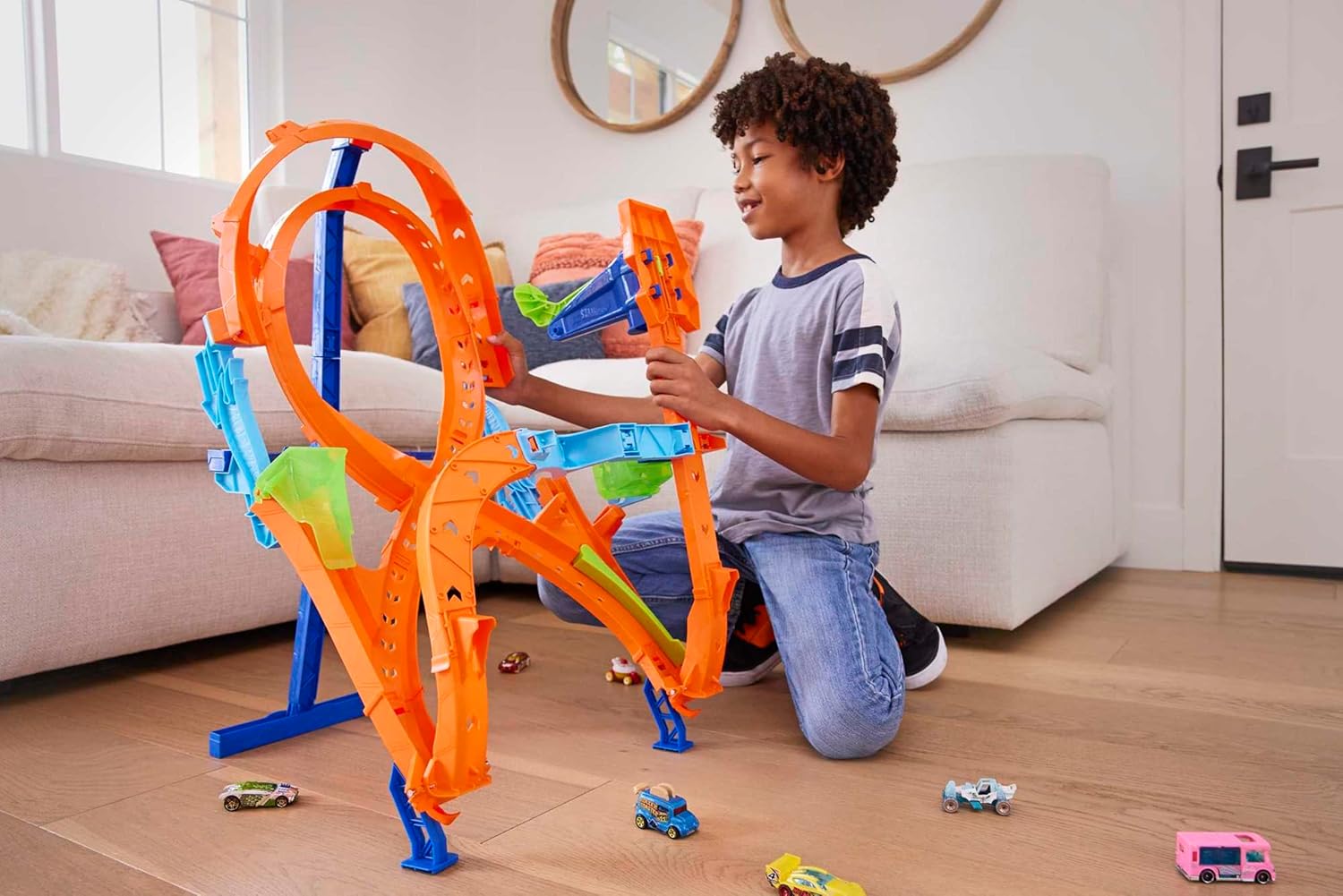Set di piste d'azione per corse acrobatiche Hot Wheels Vertical-8 con auto