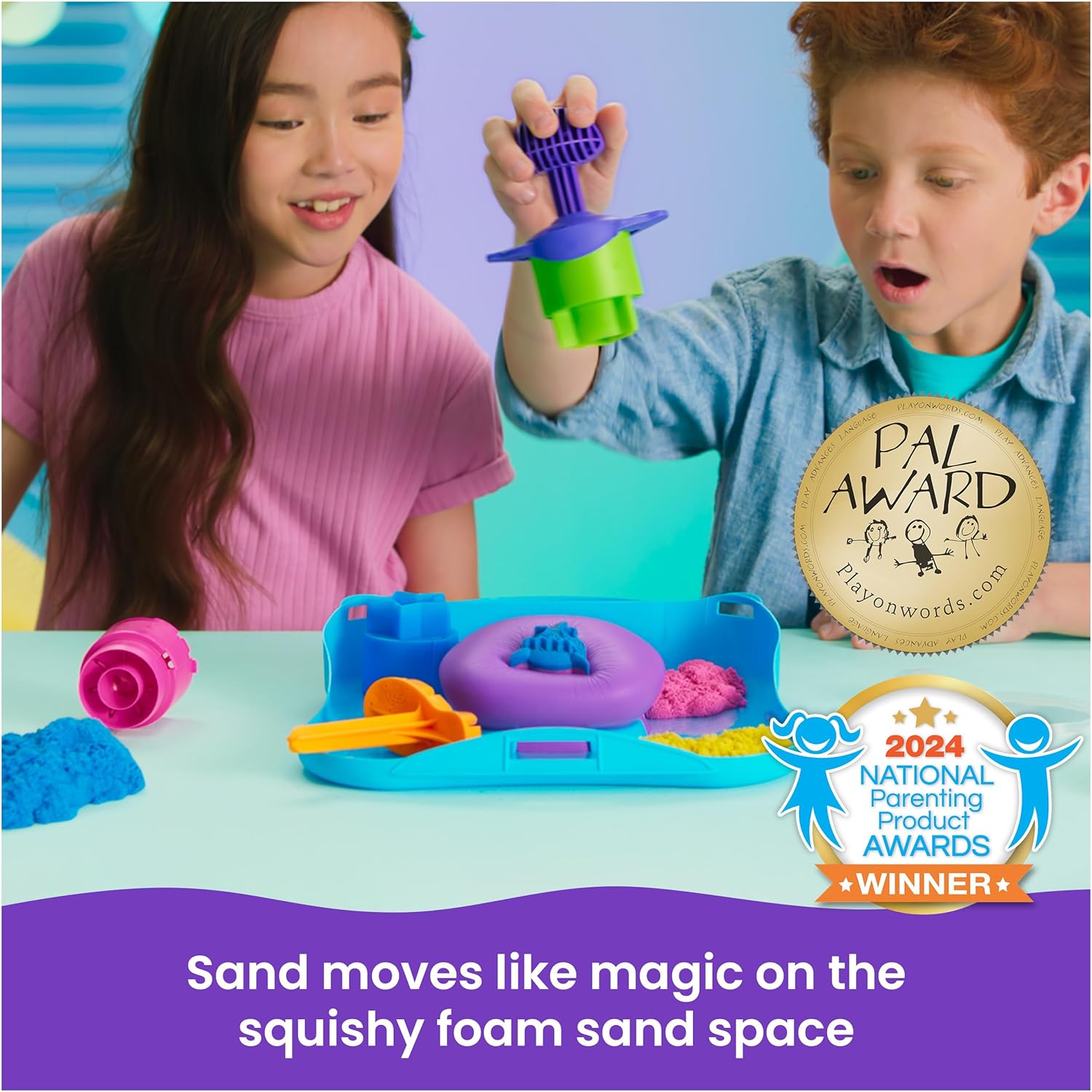 Kinetic Sand, SquishMotion con sabbia da gioco rosa, gialla e blu da 454 g, timbro e 5 strumenti, custodia