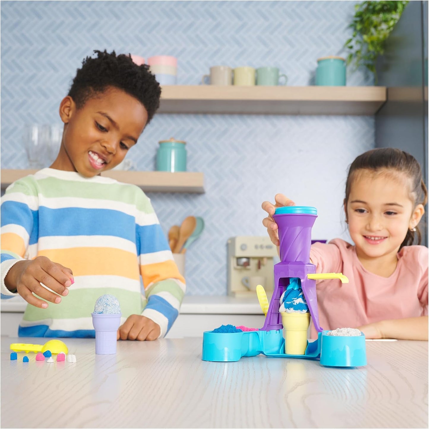 Kinetic Sand, Soft-Serve-Station mit 396 g Spielsand (blau, rosa und weiß), 2 Eistüten und 2 Werkzeugen