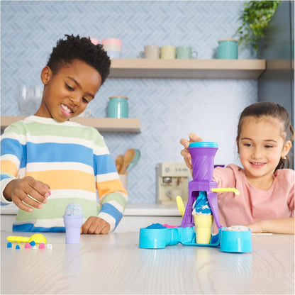 Kinetic Sand, Soft-Serve-Station mit 396 g Spielsand (blau, rosa und weiß), 2 Eistüten und 2 Werkzeugen