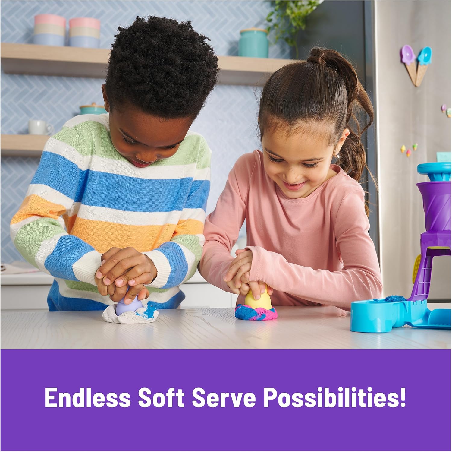 Kinetic Sand, Soft-Serve-Station mit 396 g Spielsand (blau, rosa und weiß), 2 Eistüten und 2 Werkzeugen