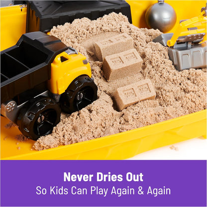 Kinetic Sand, Baustellen-Klappsandkasten mit 910 g Spielsand & Spielzeug-Truck
