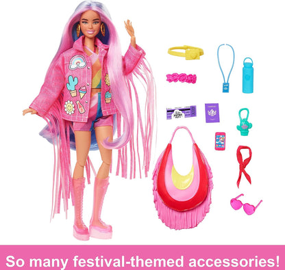 Poupée Barbie Extra Fly – Édition Désert avec de longs cheveux roses et violets et une veste à franges en jean rose