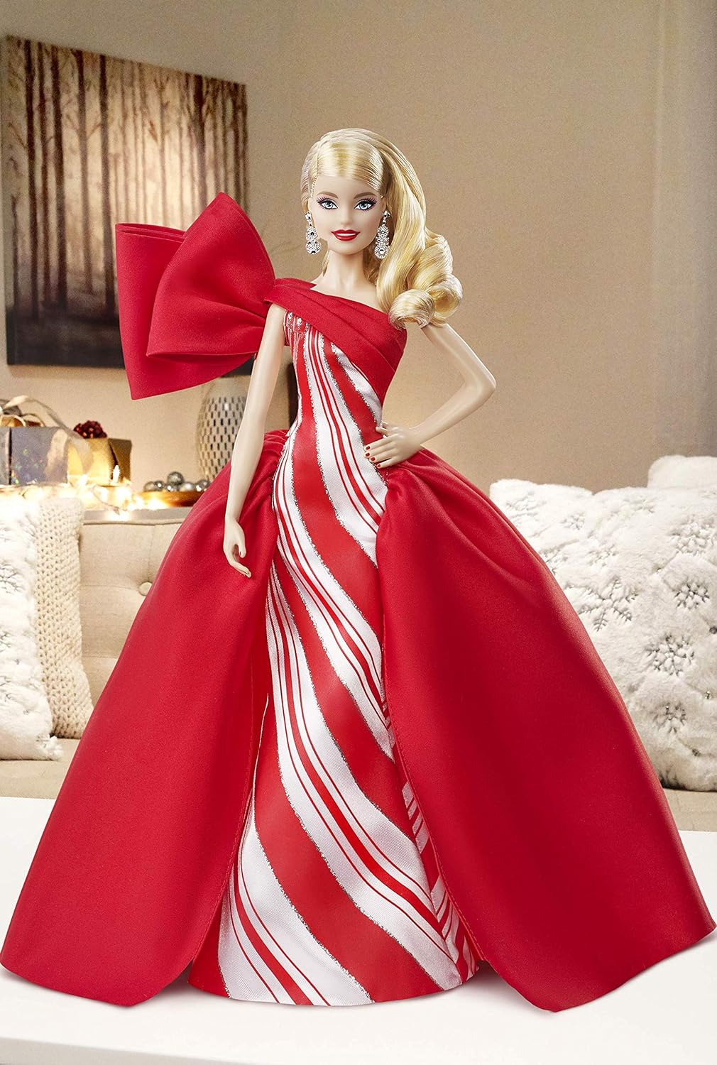 Barbie Signature – Barbie-Puppe für die Feiertage 2019 in atemberaubendem rot-weißem Kleid mit festlichem Feiertagsdruck und silbernen Glitzerdetails