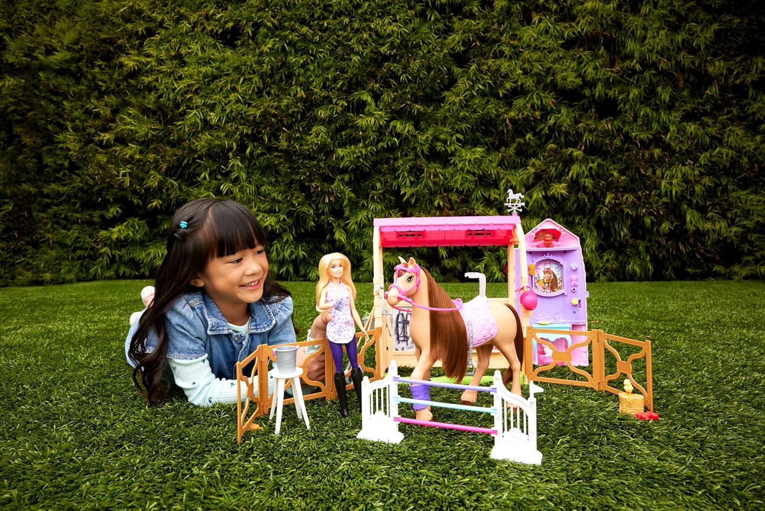 Barbie Stall-Spielset mit Puppe und Pferd, inspiriert von Barbie Mysteries The Great Horse Chase, ab 3 Jahren