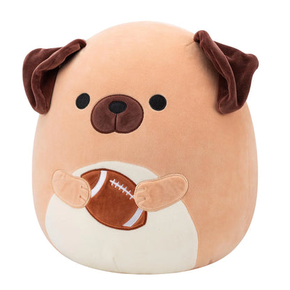 Squishmallows - Daryl il cane marrone con in mano un pallone da calcio