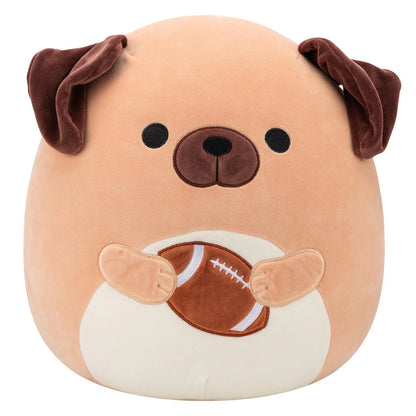 Squishmallows - Daryl il cane marrone con in mano un pallone da calcio