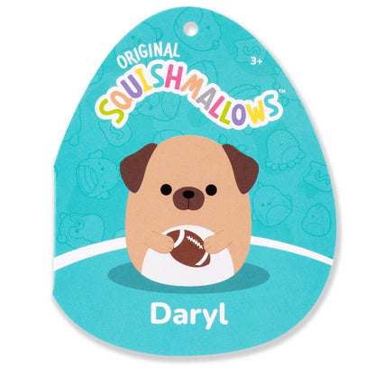 Squishmallows - Daryl il cane marrone con in mano un pallone da calcio