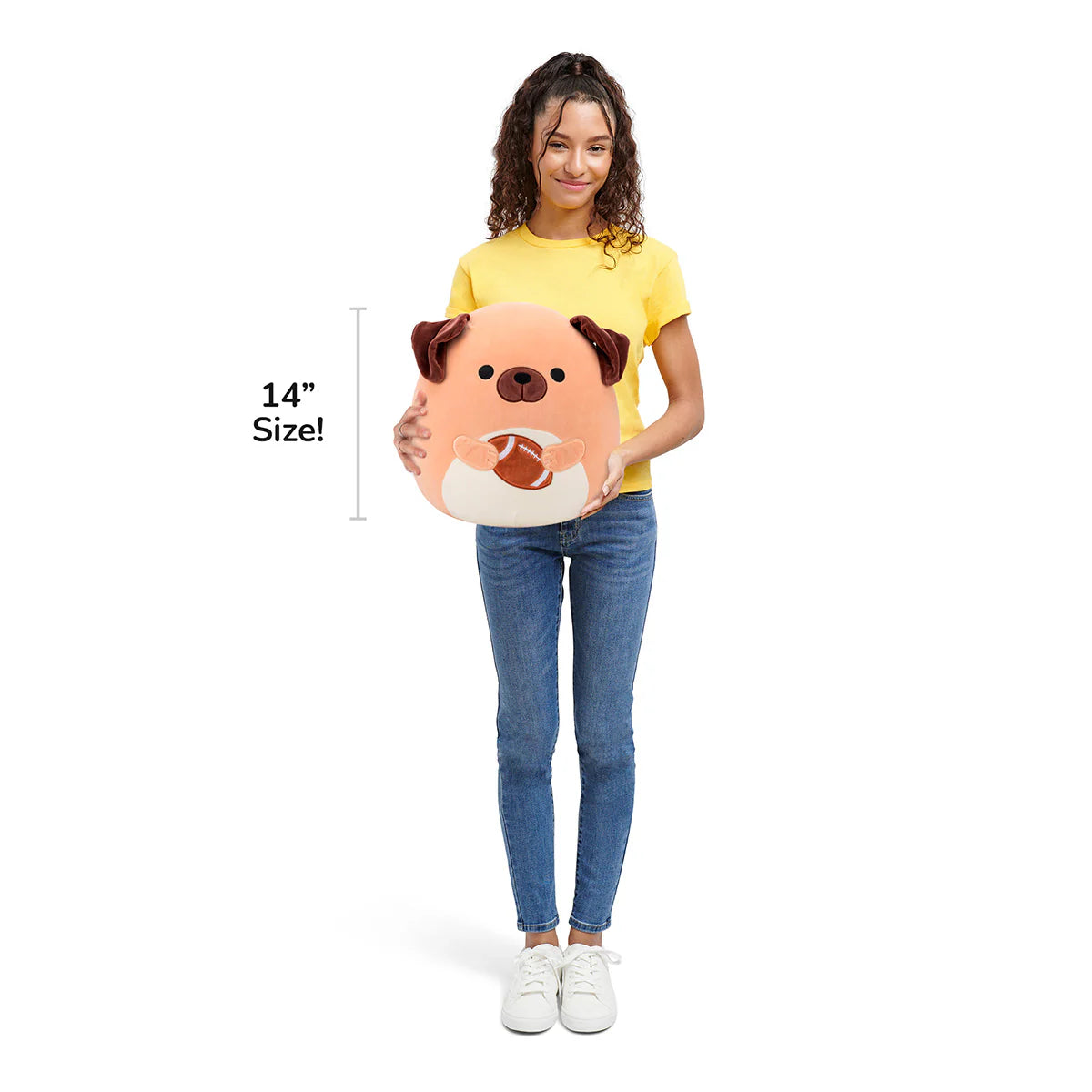 Squishmallows - Daryl il cane marrone con in mano un pallone da calcio