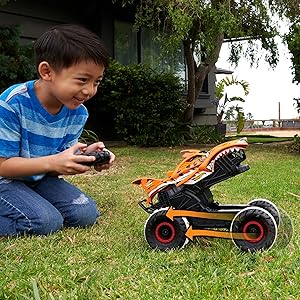 Hot Wheels Monster Trucks Unstoppable Tiger Shark RC avec technologie Terrain Stomp