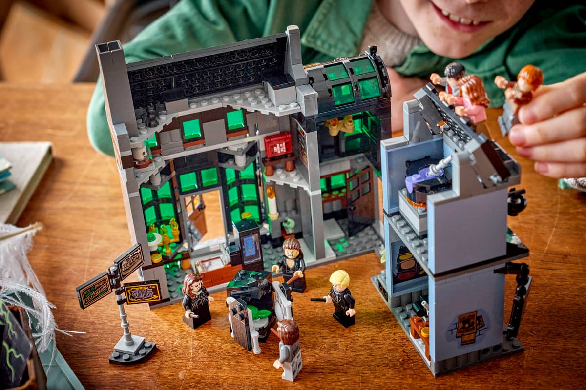LEGO Harry Potter Knockturn Alley Wizarding Shops