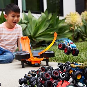 Hot Wheels Monster Trucks Véhicule RC Rhinomite convertible avec Race Ace